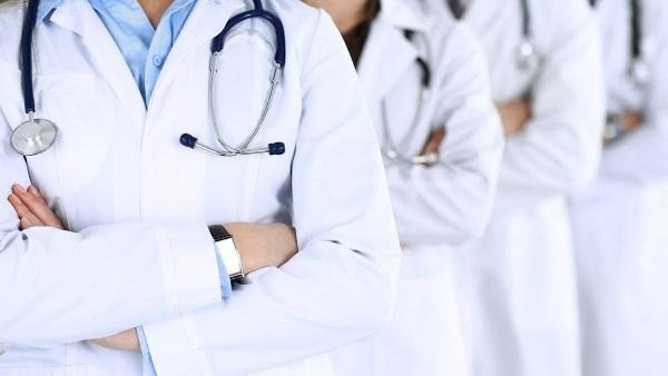 التعاقد حتى 65 عامًا ومد الخدمة لعامين .. تفاصيل قانونية تهم أعضاء المهن الطبية