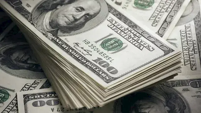 سعر الدولار ينخفض مقابل الجنيه في 4 بنوك مع بداية تعاملات الخميس
