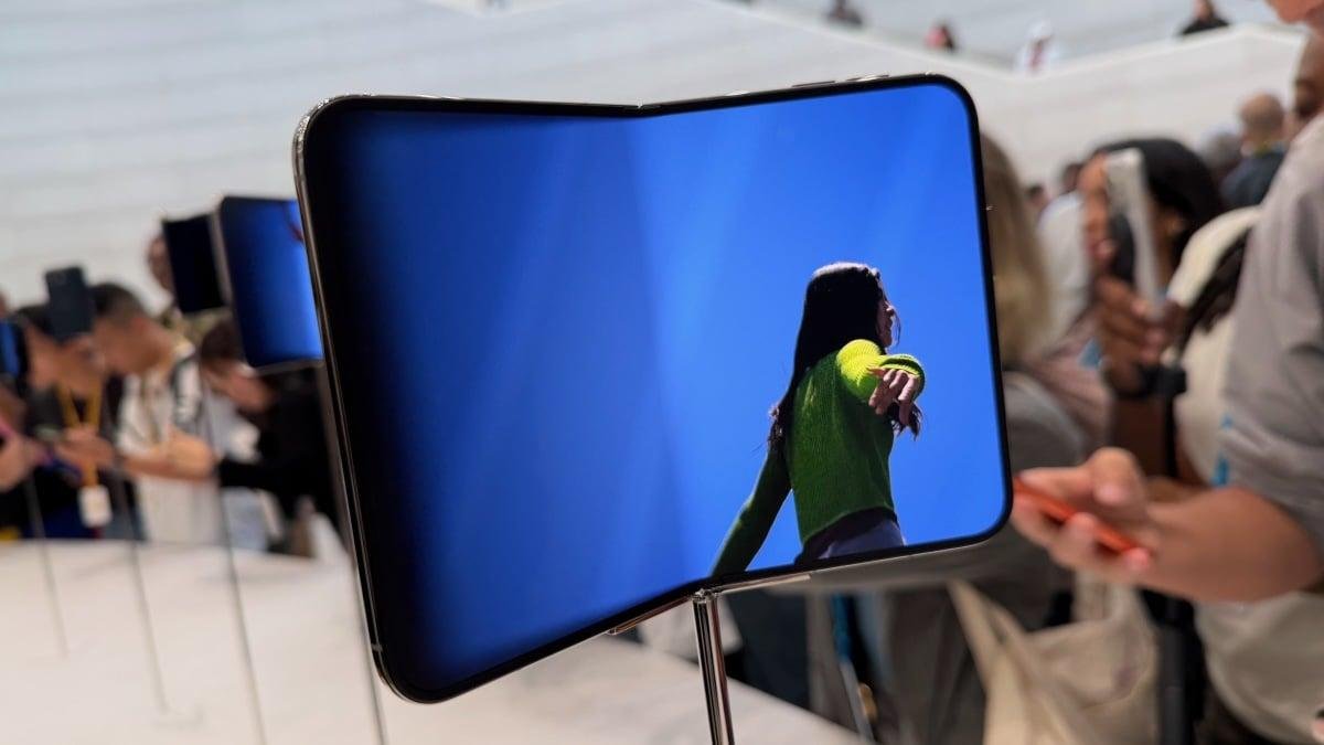 The iPhone Duos opening animat...