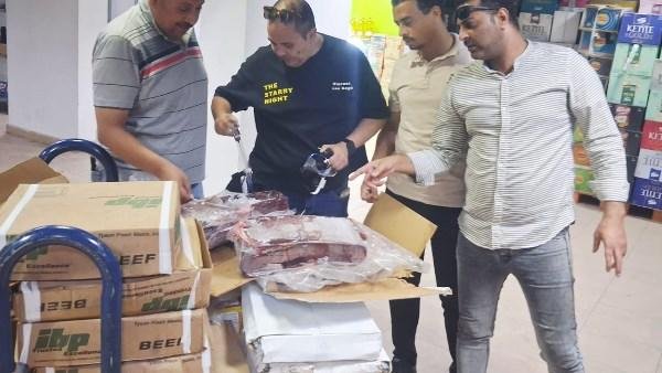 حملات مفاجئة على الأسواق بأسيوط.. ضبط 22 طن مواد غذائية ولحوم و23 ألف لتر وقود