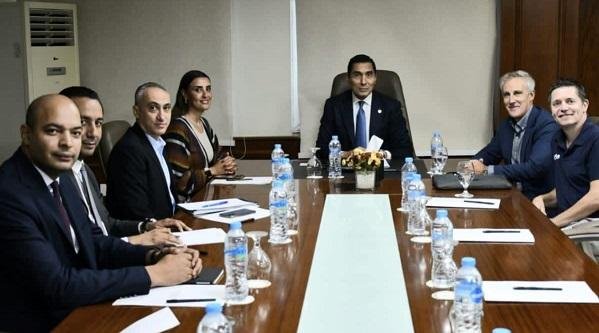 وزير الرياضة يبحث مع رئيس رابطة محترفي الإسكواش العالمية تطوير اللعبة