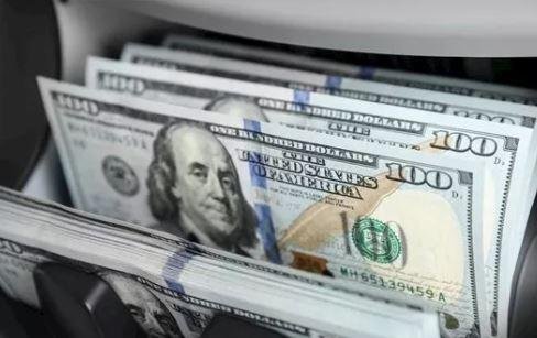الدولار يقفز 92 قرشا ويتجاوز 55 جنيها رسميا.. والبورصة تهبط بأكثر من 3%