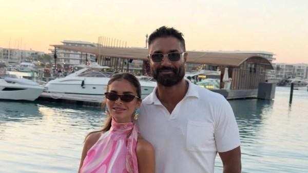 بملابس جريئة.. زوجة كريم فهمي تكشف عن إناقتها الملفتة