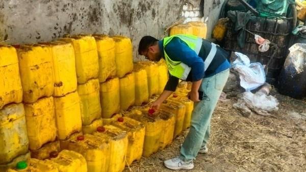 ضبط 5 أطنان زيوت مستعملة ومصنع يعبئ علامات تجارية مزيفة في الشرقية