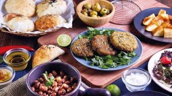 الطعمية واللحوم المصنعة أبرزها.. جمال شعبان يحذر من أطعمة تهدد صحة القلب