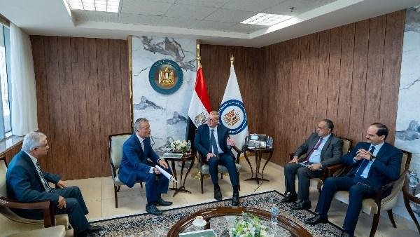 إمكانات واعدة لإنتاج البترول غير التقليدي بالصحراء الغربية.. تفاصيل مباحثات وزير البترول مع رئيس شركة نسر العالمية
