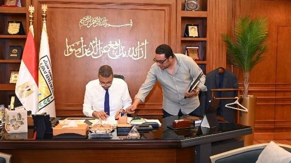 خطوة نحو الاستقرار.. محافظ جنوب سيناء يوقّع قرارات تخصيص أراضٍ سكنية لمواطني طابا
