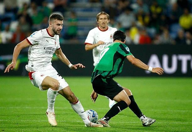 ميلان يتعادل مع ساسولو في الدوري الإيطالي