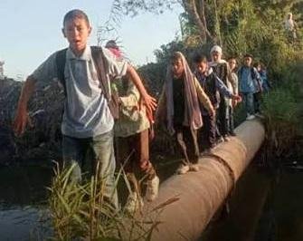 الري بعد صورة عبور التلاميذ على بدالة صرف بالبحيرة: أنشأنا معدية آمنة ولائقة.. وكوبري جديد خلال شهر