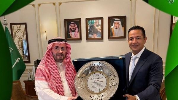 رئيس نادى الاتحاد السكندرى يلبى دعوة القنصل العام السعودى و يُهديه درعاً تذكارياً