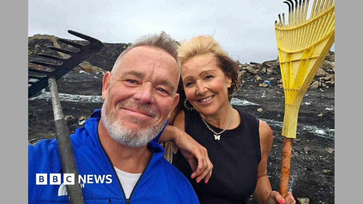 Wildfire-hit residents remove...