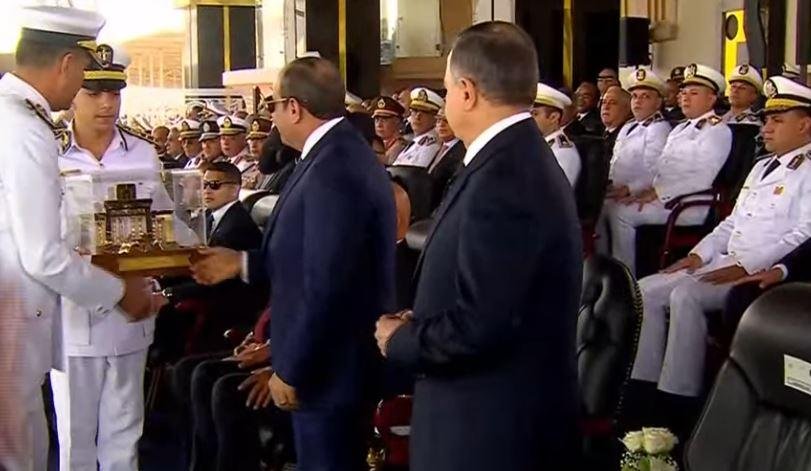 رئيس أكاديمية الشرطة يهدي الرئيس السيسي هدية تذكارية