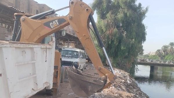 إحالة عامل ومشرف نظافة بالبلينا للتحقيق لإلقائهما المخلفات في مجرى مائي