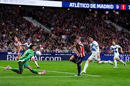 أتلتيكو مدريد يفوز على ديبورتيفو لاكورونيا ويعزز وصافته للدوري الإسباني
