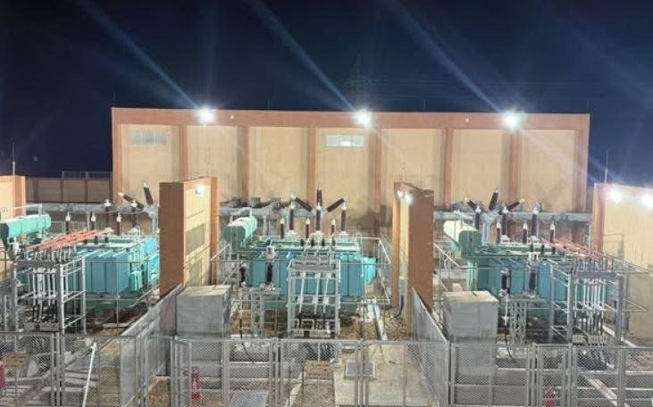 وزير الكهرباء يتابع مجريات وضع الجهد وإطلاق التيار الكهربائي والربط على الشبكة لمحطة محولات روافع سيناء