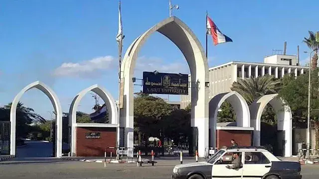 عميد علوم أسيوط يكشف تفاصيل واقعة سقوط مروحة على طالبة بمدرج الكلية