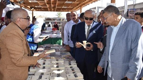 وسط حضور جماهيري كبير.. محافظ الأقصر يفتتح الدورة الخامسة لمعرض الأقصر للكتاب
