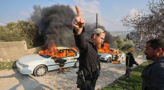 إرهاب المستوطنين.. إحراق 3 مركبات فلسطينية غربي رام الله