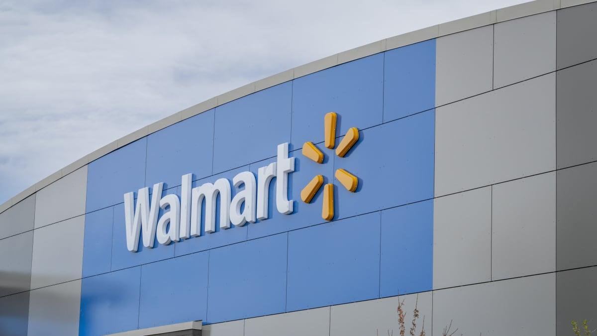 Walmart’s new tap-to-pay sign...