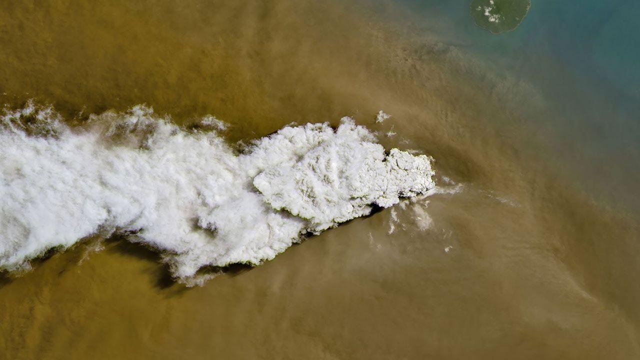 Indonesian volcanic eruption s...