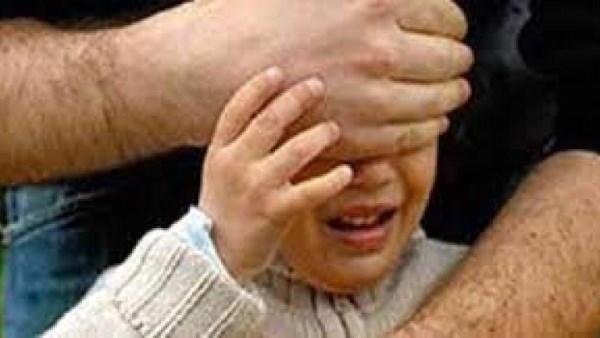 3 عمال قيدوا شخصا اصطحب طفلا ي...