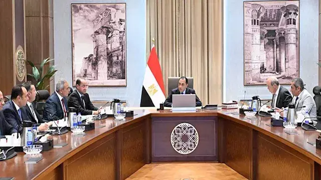 مدبولي يستعرض مقترحات لتطوير مطار العاصمة الجديدة والمنطقة المحيطة به