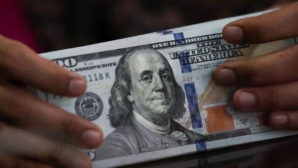 الجنيه يتعافى.. تراجع سعر الدولار في ختام تعاملات اليوم