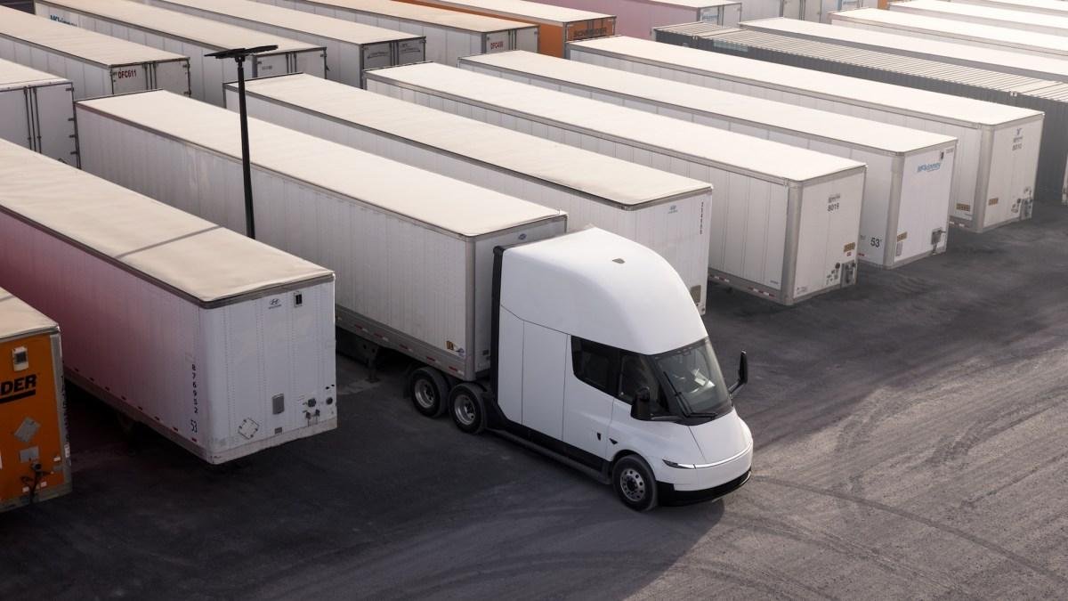 Einride strikes deal to add 50...