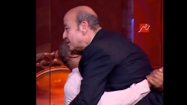 ضهري طقطق.. كرم جابر يحمل عمرو أديب على الهواء