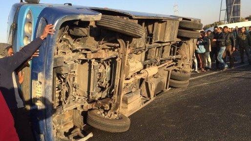 تفاصيل حادث تصادم أتوبيس مع سيارة نصف نقل أعلى الدائري اتجاه السلام