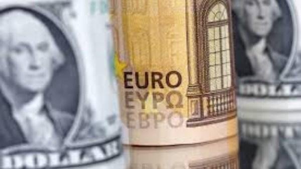 إلى أين وصلت أسعار العملات اليوم؟.. الدولار يتخطى 54 جنيها واليورو يقترب من 61 في البنوك