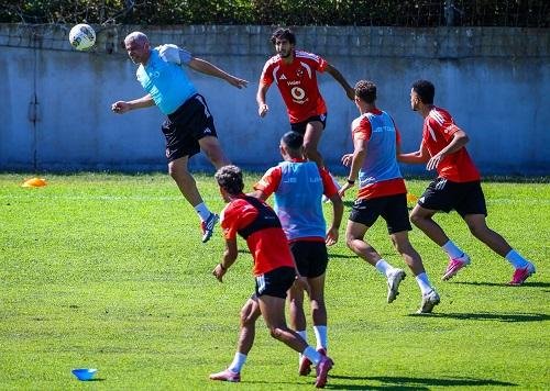 الأهلي يوقف مفاوضات تجديد عقود...