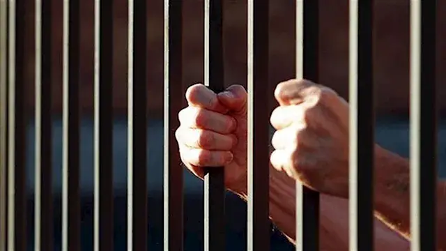 حبس أم وابنتها وشاب لإلقائهم ر...