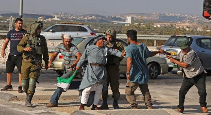 إرهاب المستوطنين.. أحرقوا مركبة وهاجموا منازل فلسطينية وسط الضفة