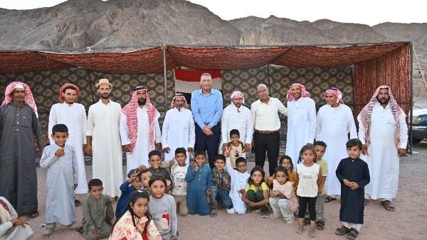 محافظ جنوب سيناء يلتقي أهالي تجمع طوبيا بطابا ويبحث احتياجاتهم الخدمية