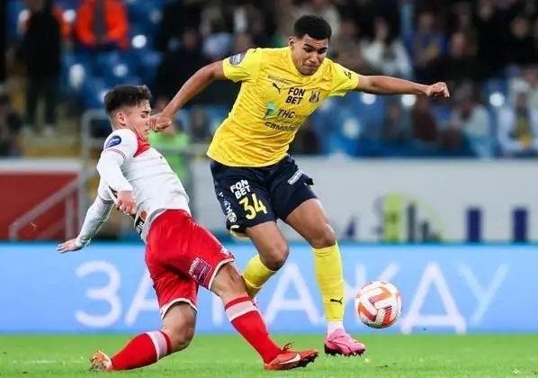 إياد العسقلاني: فضّلت الاحتراف رغم عروض الأهلي والزمالك