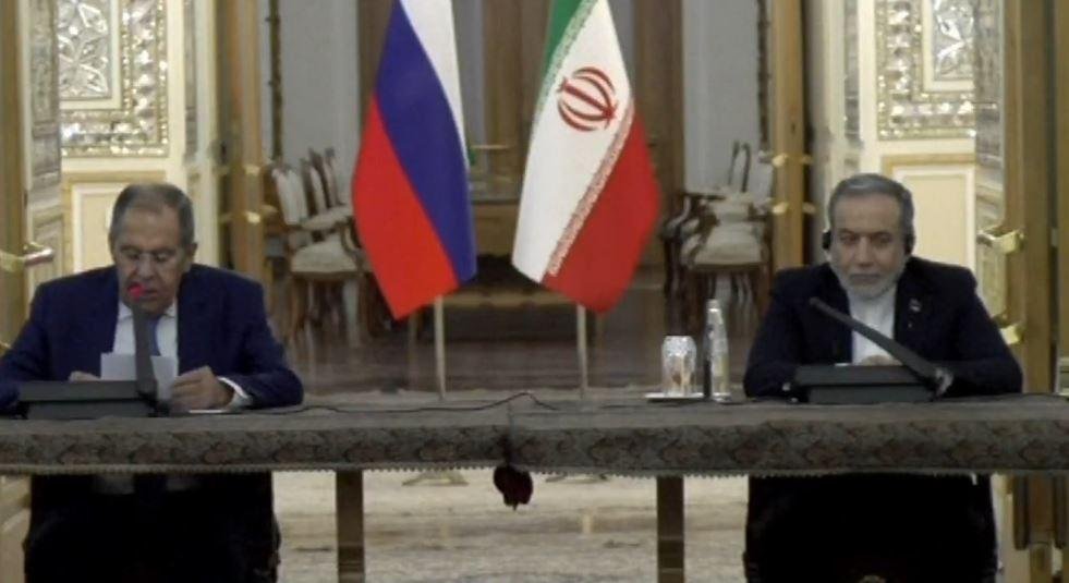 وزير الخارجية الإيراني يحمّل واشنطن مسئولية انعدام الأمن في مضيق هرمز