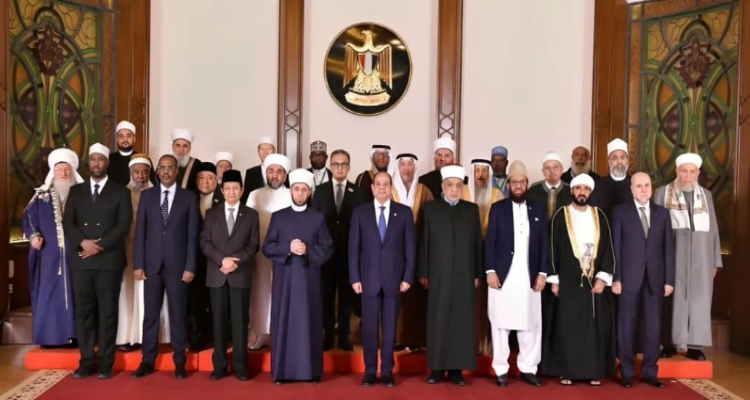 السيسي يدعو لتعزيز الخطاب الديني الوسطي ودور العلماء في التنمية