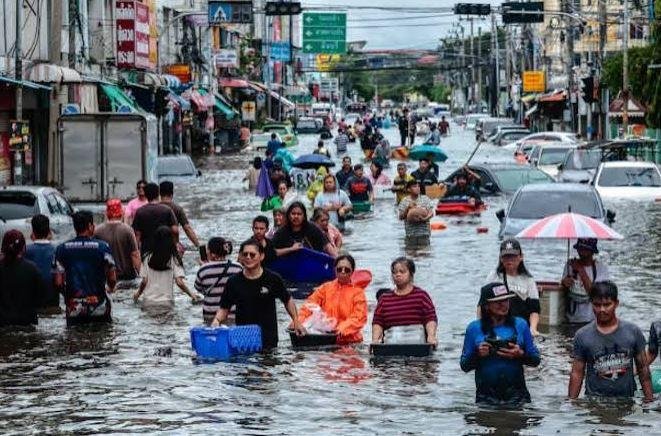 مياه الفيضانات تغمر عدة مناطق بجزيرة بوكيت التايلاندية بعد هطول أمطار غزيرة