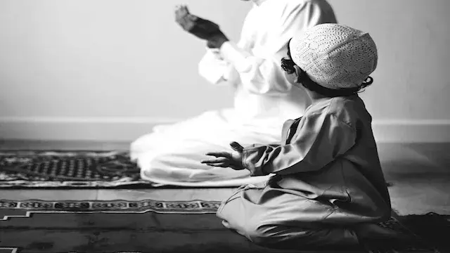 كيف تشجع طفلك على الصلاة بدون...