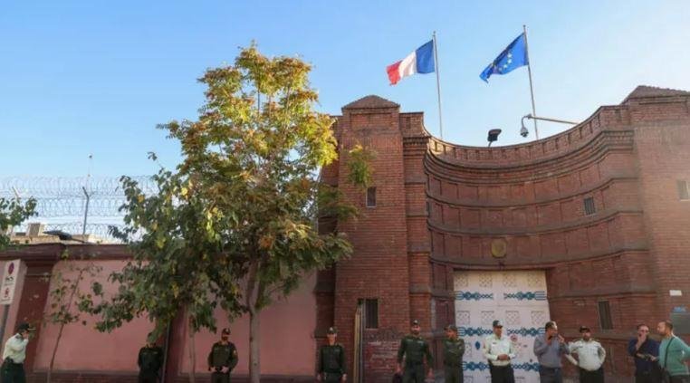 إيران: منع اثنين من موظفي السف...