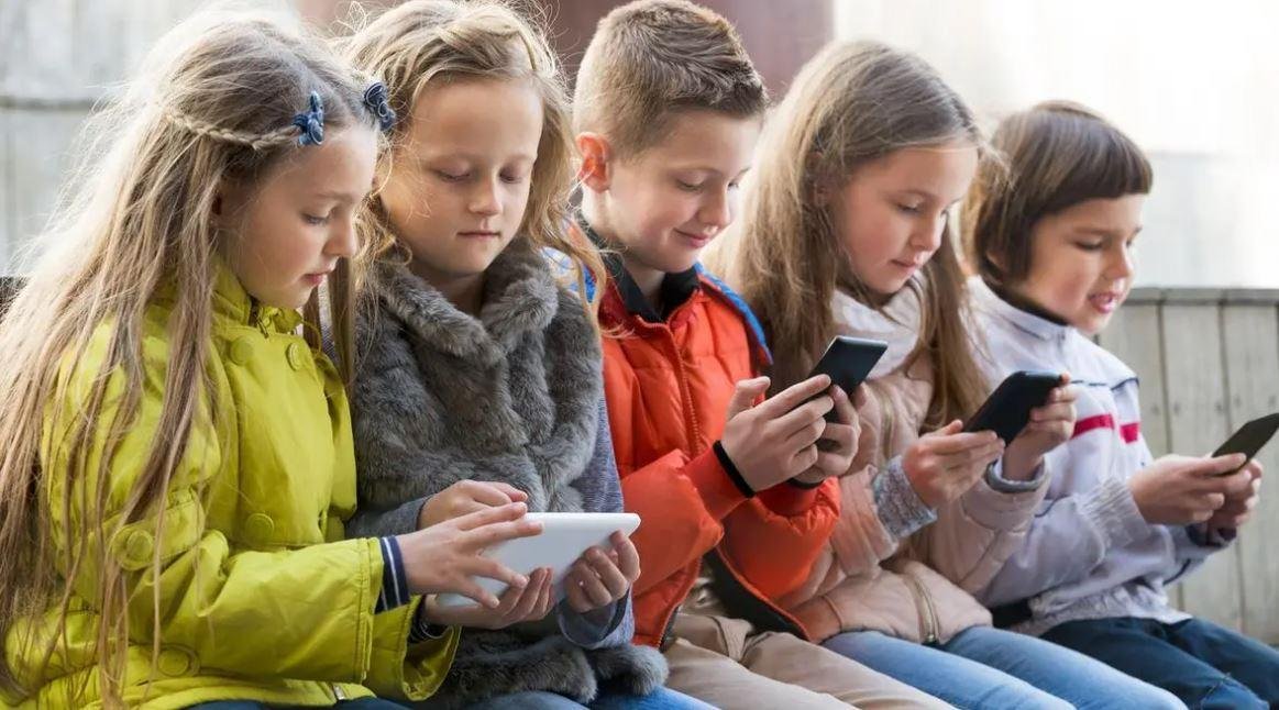 اليونان.. لجنة برلمانية تنظر في مشروع قانون يضع 15 عاما كحد أدنى لاستخدام منصات التواصل الاجتماعي