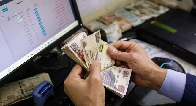 حماية الجنيه وتأثر الصناعة والبورصة.. تداعيات رفع أسعار الفائدة 100 نقطة أساس على القطاعات المختلفة