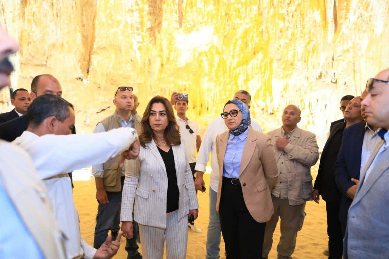 تمهيدًا لإعلانه محمية طبيعية.. منال عوض توجه بمسح وتمهيد الطريق المؤدي إلى كهف الجارة بالوادي الجديد