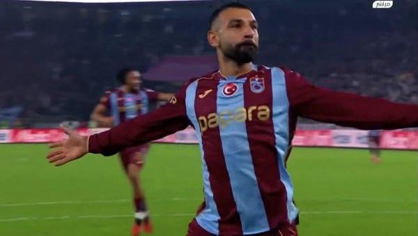 قبل مباراة طرابزون وريزه.. مشجع تركي يفاجئ محمد صلاح بهدية مثيرة
