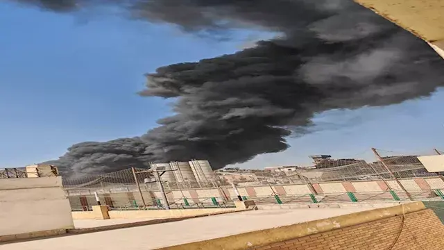 السيطرة على حريق داخل مخزن بال...
