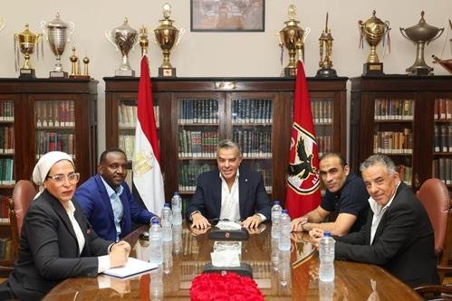 الأهلي يبحث مع رئيس رابطة الأندية الإفريقية تعزيز التعاون وتطوير المسابقات