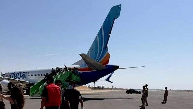 قائد طائرة فلاي دبي يتلقى العل...