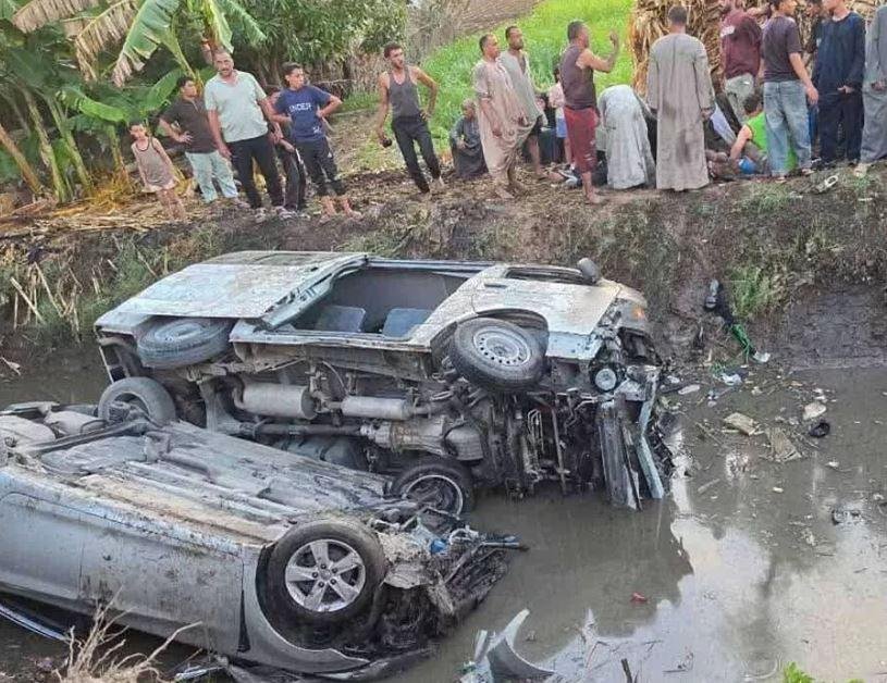 رحلة شراء الشبكة تنتهي في الترعة.. إصابة 15 شخصا جراء انقلاب ميكروباص وملاكي في بني سويف