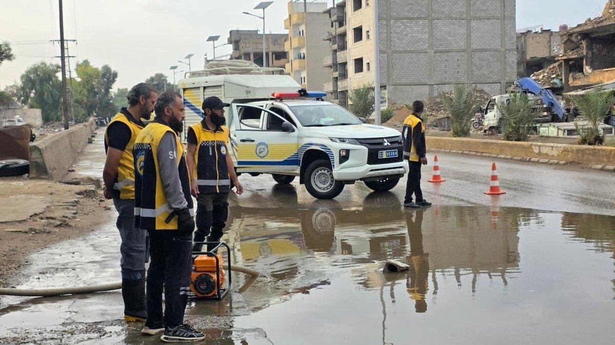 وفاة شخص وإنقاذ 15 مدنيا وإجلاء 375 عائلة وخروج 7 جسور وعبارات وطرق عن الخدمة إثر أمطار وسيول في سوريا